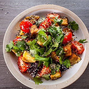 Салат с хрустящим баклажаном и томатами