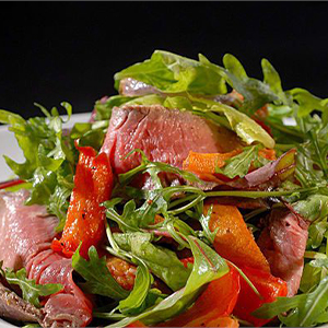 Салат с овощами гриль и ростбифом