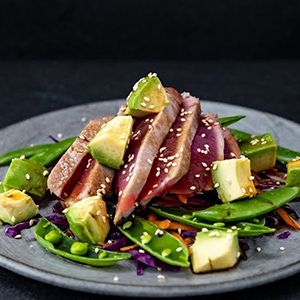 Стейк из розового тунца с молодыми цуккини, спелым авокадо и соусом из лемонграсса