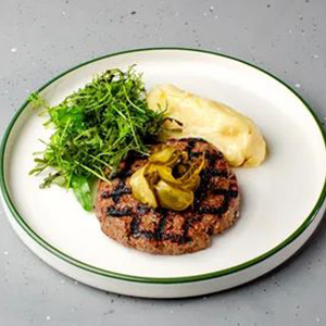 Бифштекс из фермерской говядины с картофельным пюре и бочковыми огурцами