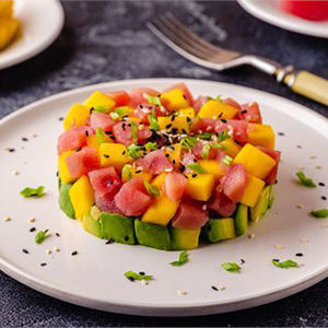 Тартар из розового тунца со спелым манго и авокадо