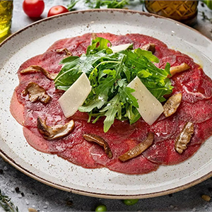 Карпаччо из мраморной говядины с копченой грушей, муссом из белых грибов и сыром Пармезан