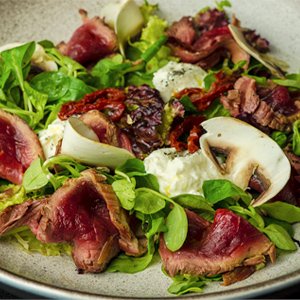 Тёплый салат с ростбифом и свежей рукколой со шпинатом, с кедровыми орехами и спелой хурмой