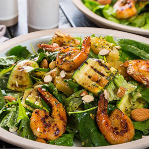 Микс салат с тигровыми креветками, грушей и жареным сыром «Бри»