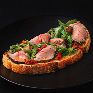 Брускетта с нежным ростбифом, черри, хрустящей рукколой на трюфельном айоли