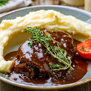 Томлёные говяжьи щёчки на сливочным пюре с красным виноградом и соусом Порто