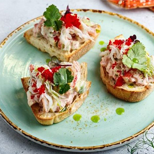 Мясо камчатского краба с авокадо и вялеными томатами на чиабатте