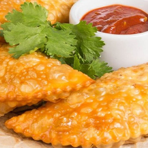 Домашние мини-чебуреки с пряной аджикой и трюфельной сметаной