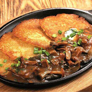 Драники с томленой говяжьей щекой, вешанками и выдержанной домашней сметаной