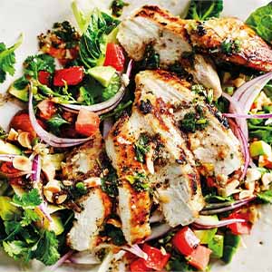 Салат с куриной грудкой и имбирной заправкой