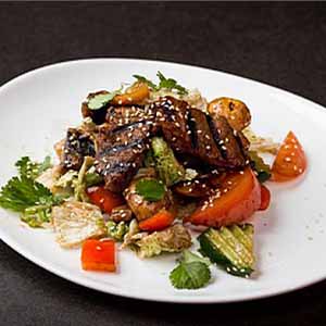 Теплый салат со свининой и соусом терияки