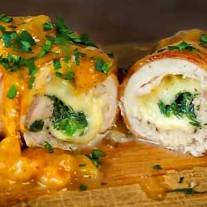 Филе цыпленка в беконе, фаршированное сливочным сыром, с грибным соусом