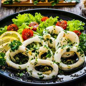 Жареные кальмары с чесночным соусом