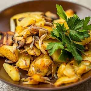 Жареный картофель с грибами и луком