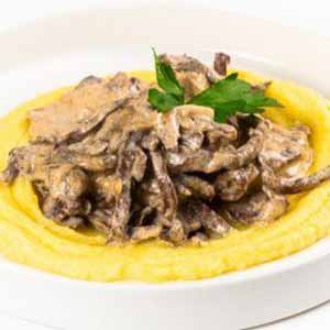 Бефстроганов с грибами на подушке из картофельного муслина