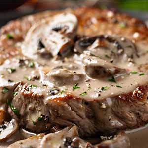 Стейк из говядины с соусом из белых грибов