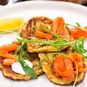 Драники с семгой и сливочным соусом