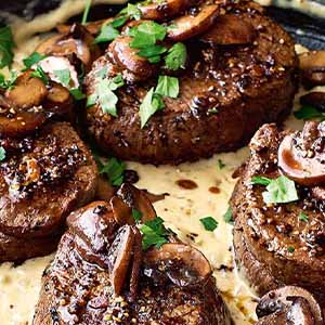 Медальоны из говядины с соусом на выбор (блю-чиз, грибной)