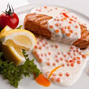 Стейк из сёмги с овощами аль-денте и сливочным соусом