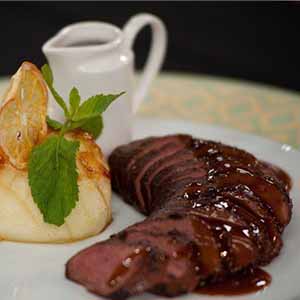 Утиная грудка «Магре» с грушей и пряно-фруктовым соусом