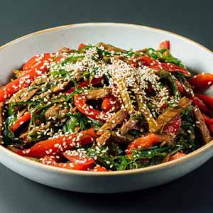 Салат с говядиной и кунжутом