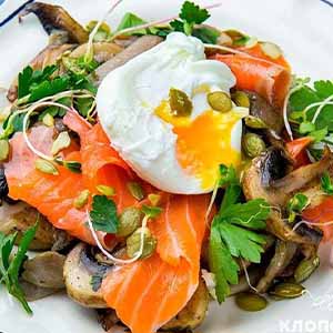 Салат со слабосоленой семгой и яйцом пашот