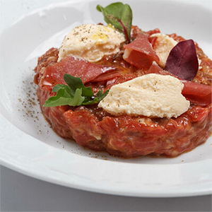 Тартар из говядины с муссом из пармезана 