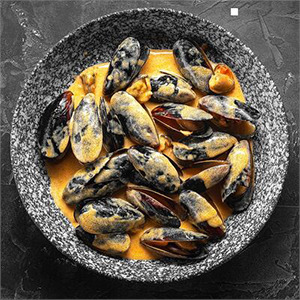 Мидии и вонголе в соусе «Том ям»