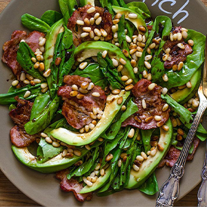 Салат с запечённой индейкой, авокадо и беконом