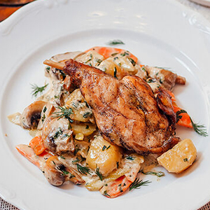 Утка с белыми грибами и печёным картофелем 