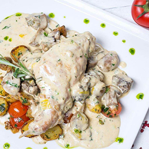 Кроличья ножка с грибным соусом и пюре