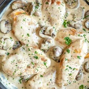 Куриное филе в сливочно‑грибном соусе с картофелем