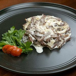 Бефстроганов с белыми грибами