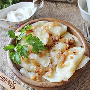 Вареники с картофелем, обжаренным луком и шкварками