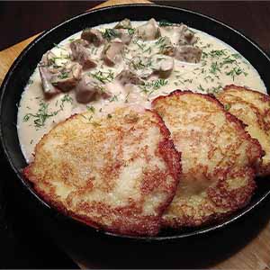 Драники с тушеной квашеной капустой и лисичками