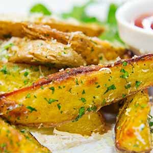 Картофель запеченый под сыром с зеленью 