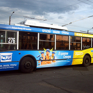 Демонтаж рекламы на бортах троллейбуса