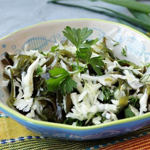 Салат из морской и свежей капусты с маслом