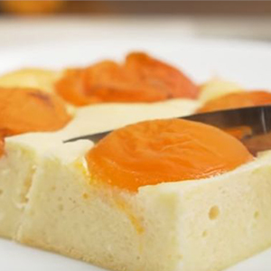 Запеканка творожная с абрикосовым джемом