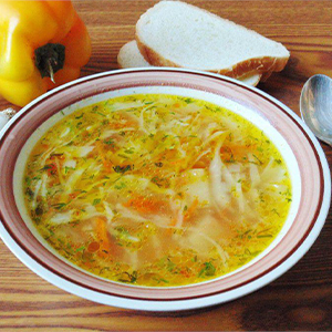 Щи из свежей капусты с картофелем и птицей отварной со сметаной