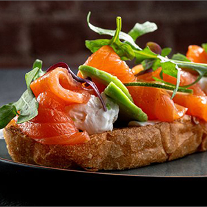 Брускетта с лососем