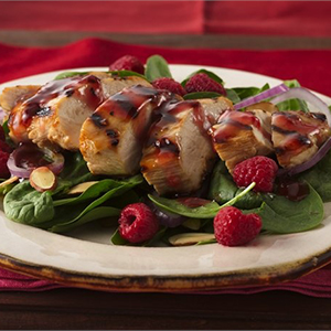 Салат с филе цыпленка и малиной