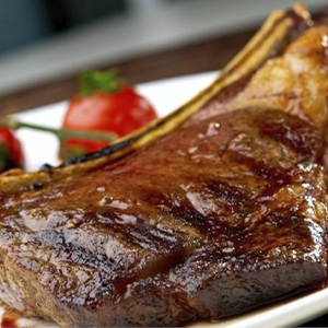 Свинина на косточке, приготовленная на открытом огне.