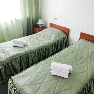 Двухкомнатный номер с двумя кроватями и дополнительной кроватью