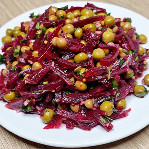 Салат из свеклы с соленым огурчиком и растительным маслом