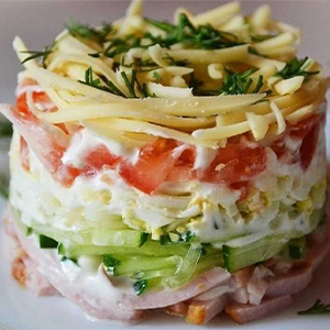 Салат из овощей с ветчиной и сыром