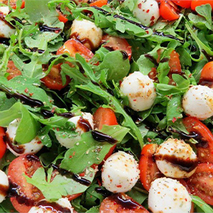 Салатный микс с овощами и моцареллой