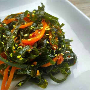 Салат из морской капусты с пряной морковью с заправкой маслом и зеленью