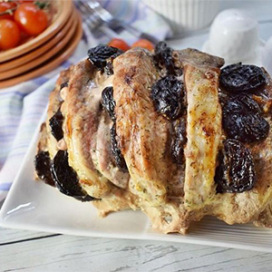 Свинина запеченная с черносливом