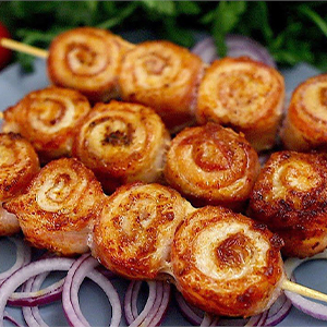 Рулетик из свинины с пряной морковью на шпажке